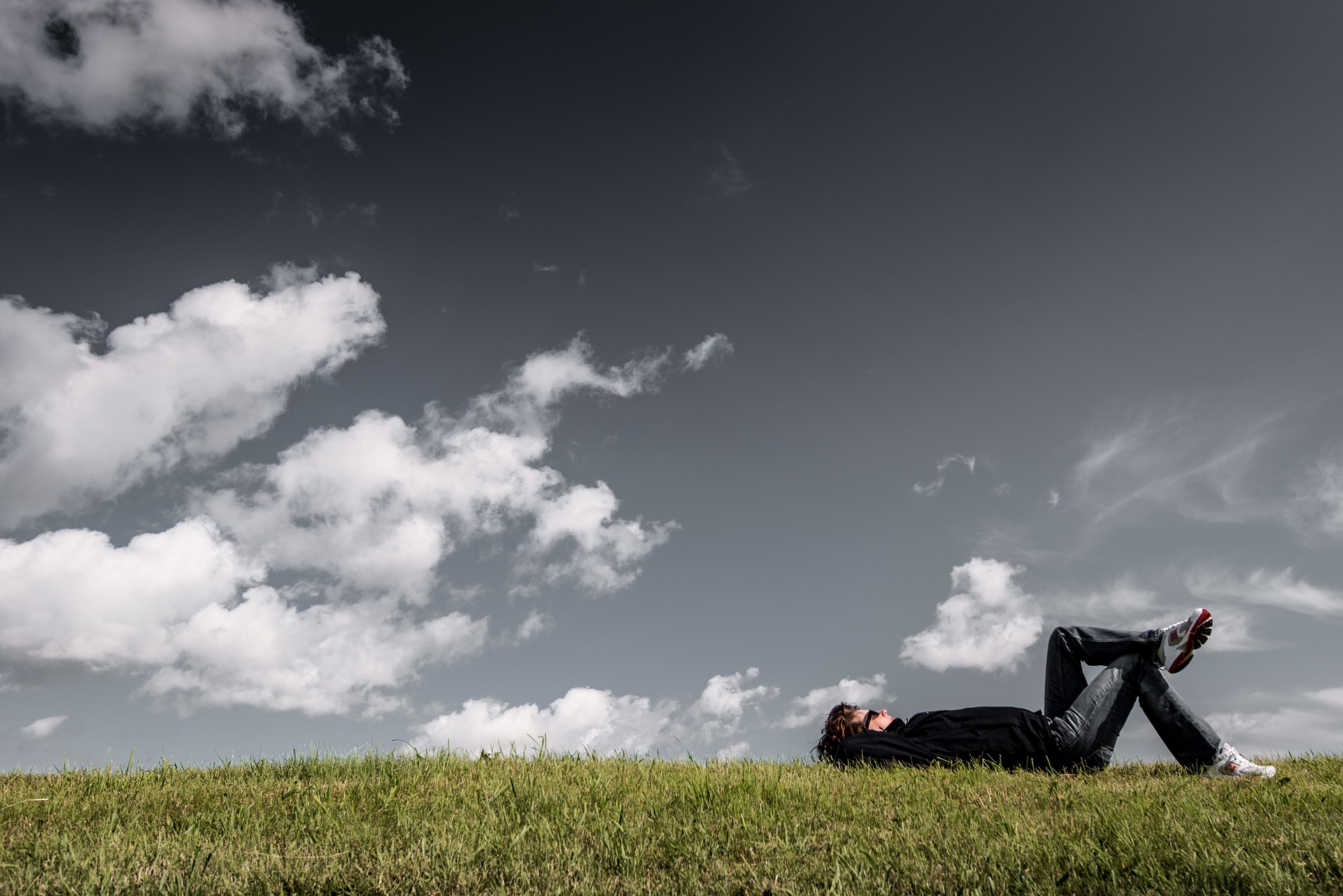 hombre relajado viendo el cielo